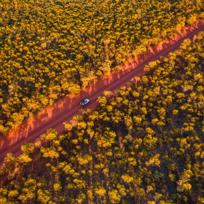 Luftaufnahme des roten Outbacks mit der Strasse zum Cape Leveque in Western Australia