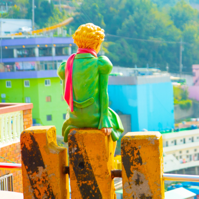 Bunte Comicfiguren des Kleinen Prinzen und Fuchs, im HIntergrund die bunten Häuser von Gamcheon Busan Südkorea