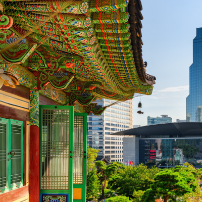 Bongeunsa Tempel vor dem Hintergrund der Wolkenkratzer im Gangnam Viertel von Seoul, Südkorea