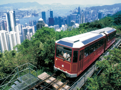 a train traveling through Victoria Peak