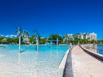 Esplanaden i Cairns i Queensland, Australien