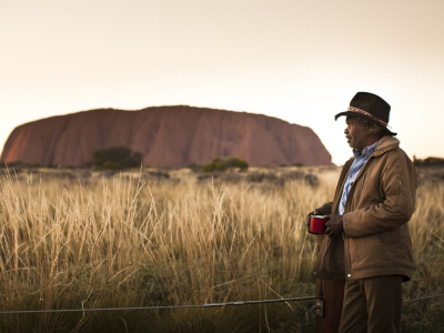 Australsk aboriginal ser på Ayers Rock (Uluru), Northern Territory, Australien