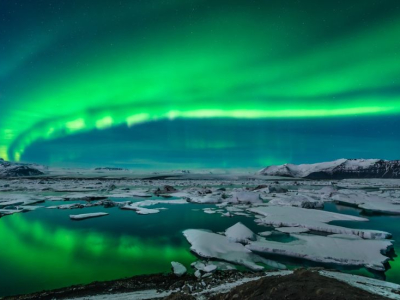 Island -  Spectacular auroral display over the glacier lagoon Jokulsarlon in Iceland..jpg