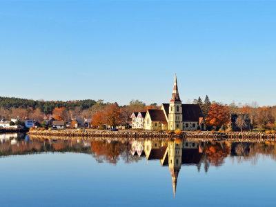 Mahone Bay Town reflekteret i vandet i Mahone Bay, Nova Scotia, Canada