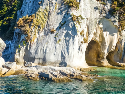 Grottor vid vattnet i Abel tasman National Park på Nordön, Nya Zeeland