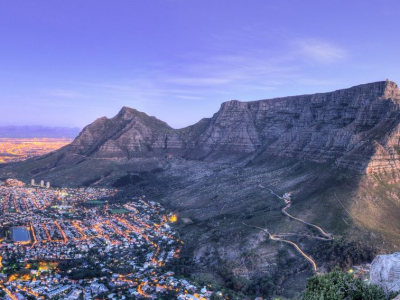 Solnedgång över taffelberget och hus i Kapstaden, Sydafrika