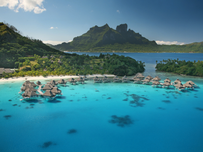 Resort med bungalows i blå lagun på Bora Bora, Tahiti