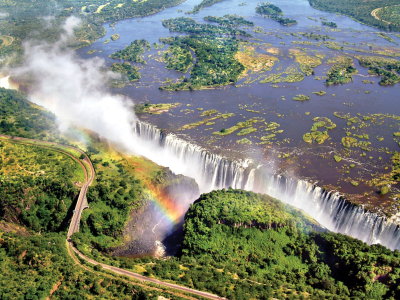 Vy över forsande Victoriafallen och regnbåge, Zimbabwe