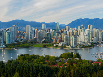 canada - british columbia - vancouver skyline set fra syd med bjerge som baggrund - bredformat