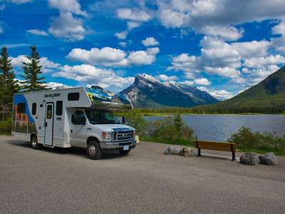 c25 cruise canada scenic sø bænk bjerge rocky mountains autocamper motorhome rv