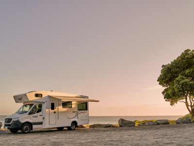 river topbillede motorhome parkeret ved stranden maui autocamper new zealand