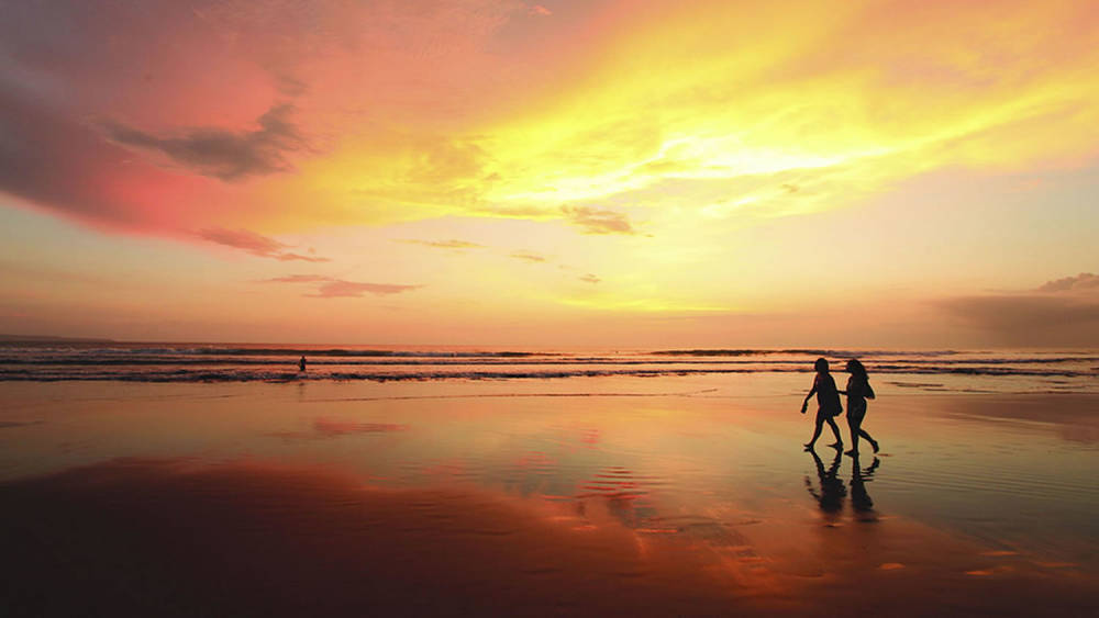 Pantai Legian saat matahari terbenam