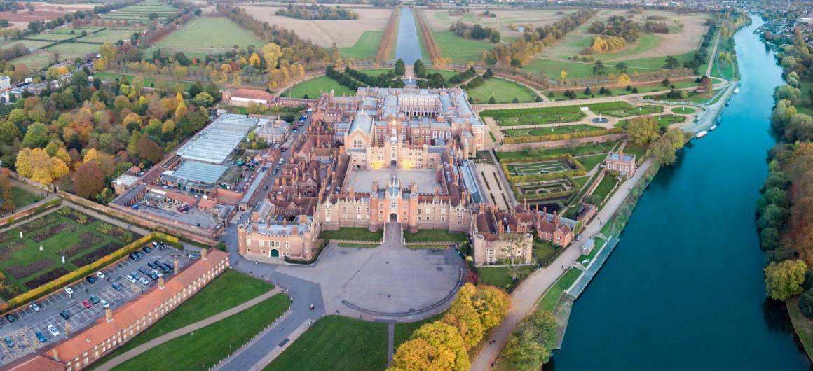Vue aérienne de Hampton Court Palace sur la Tamise, monument royal historique dans le sud‑ouest de Londres.