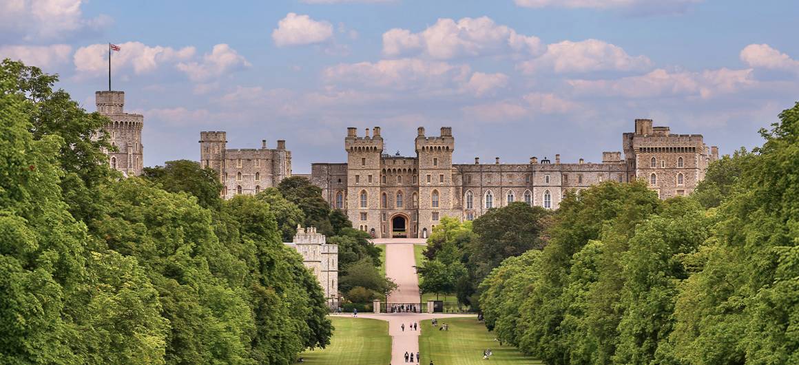 Vue aérienne de Windsor Castle et du Long Walk, monument royal emblématique du Berkshire le long de la Tamise.