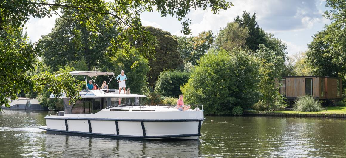 Personnes naviguant sous le soleil sur la Tamise, activité de loisir populaire en été en Angleterre.