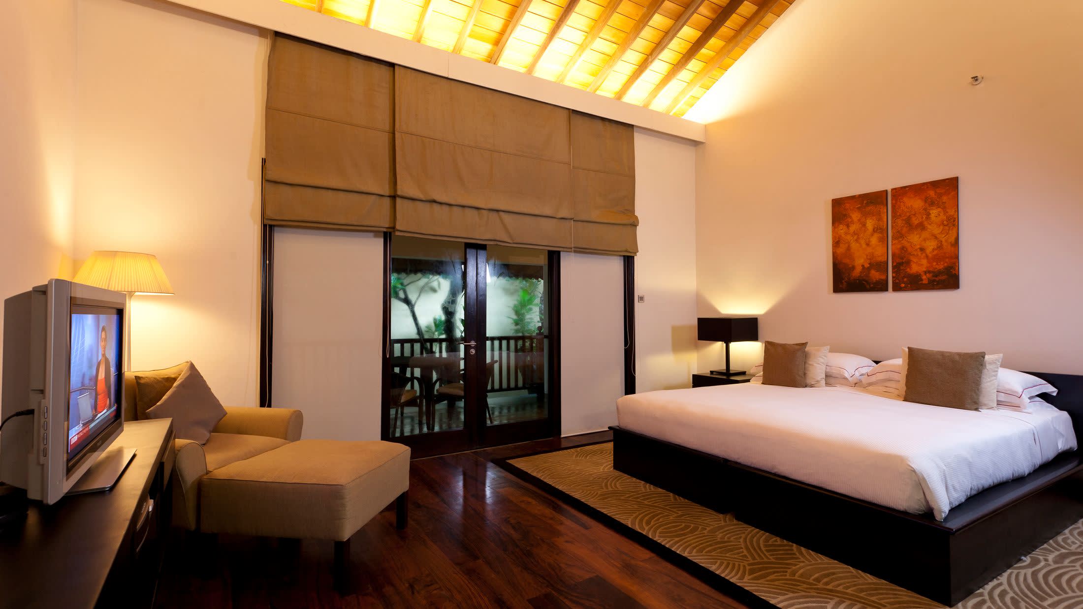 a bedroom with a bed and desk in a hotel room