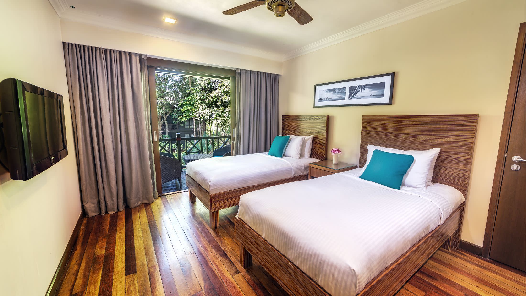 a bedroom with a bed in a hotel room