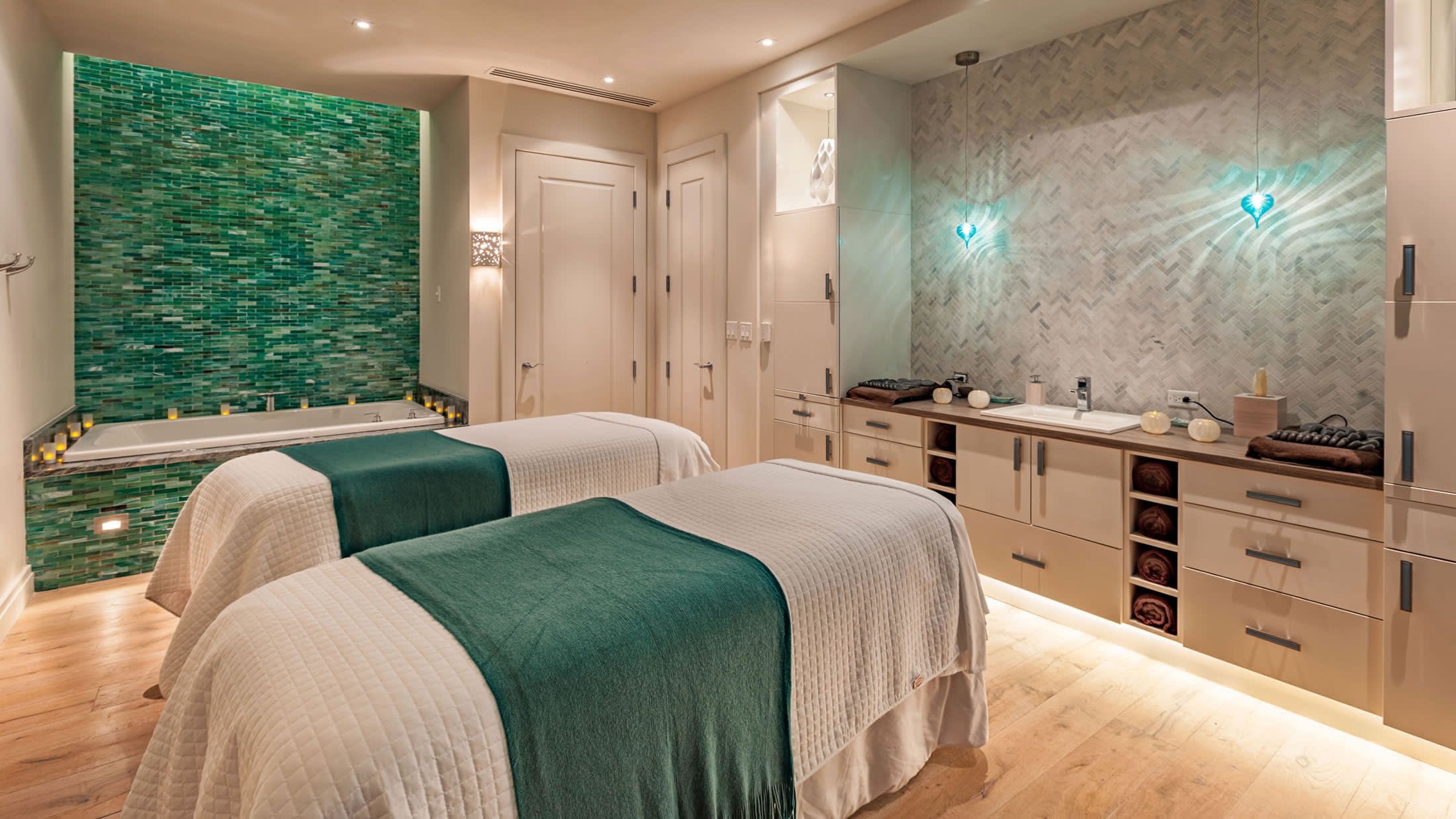 a bedroom with a bed in a hotel room