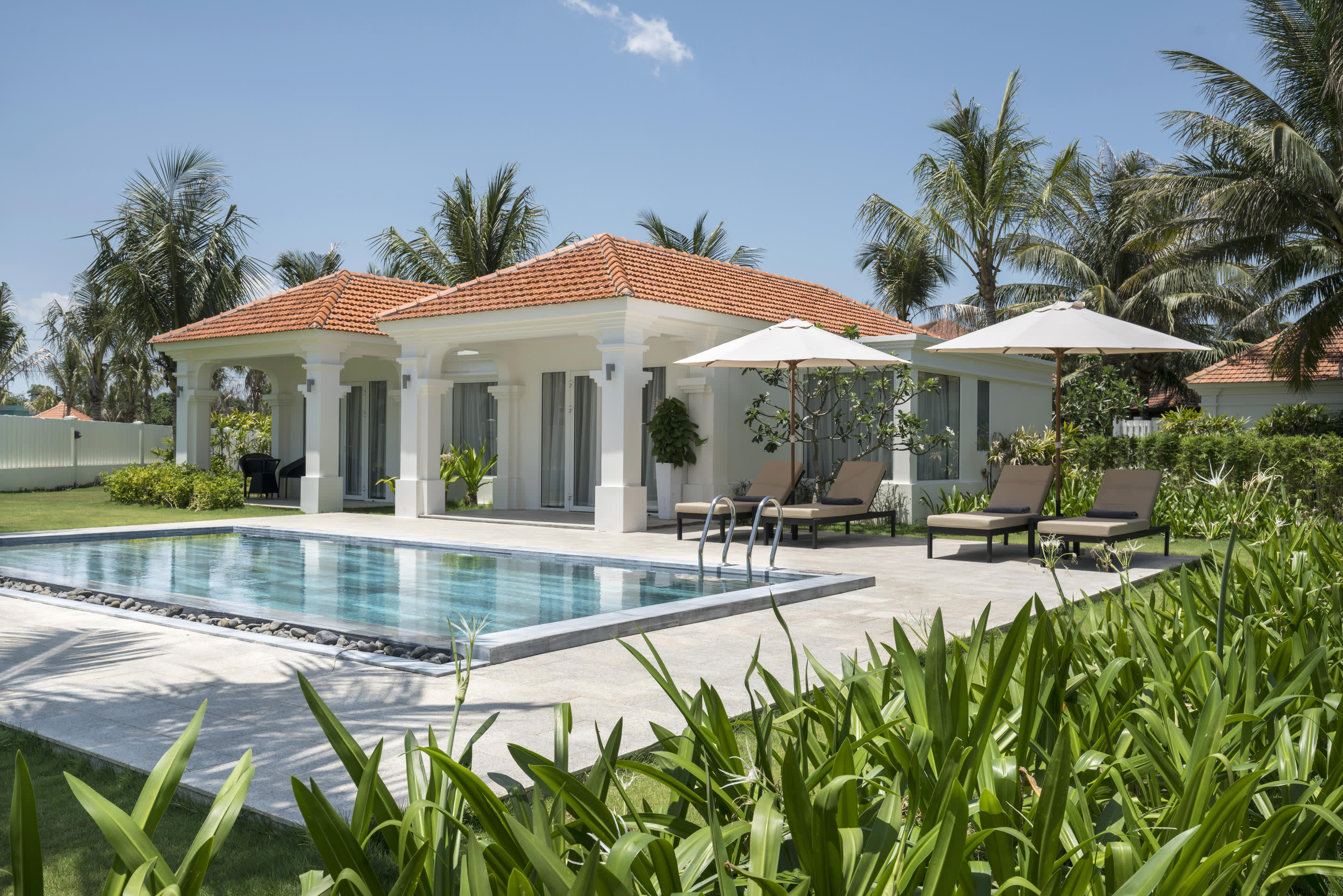 a group of lawn chairs sitting on top of a building
