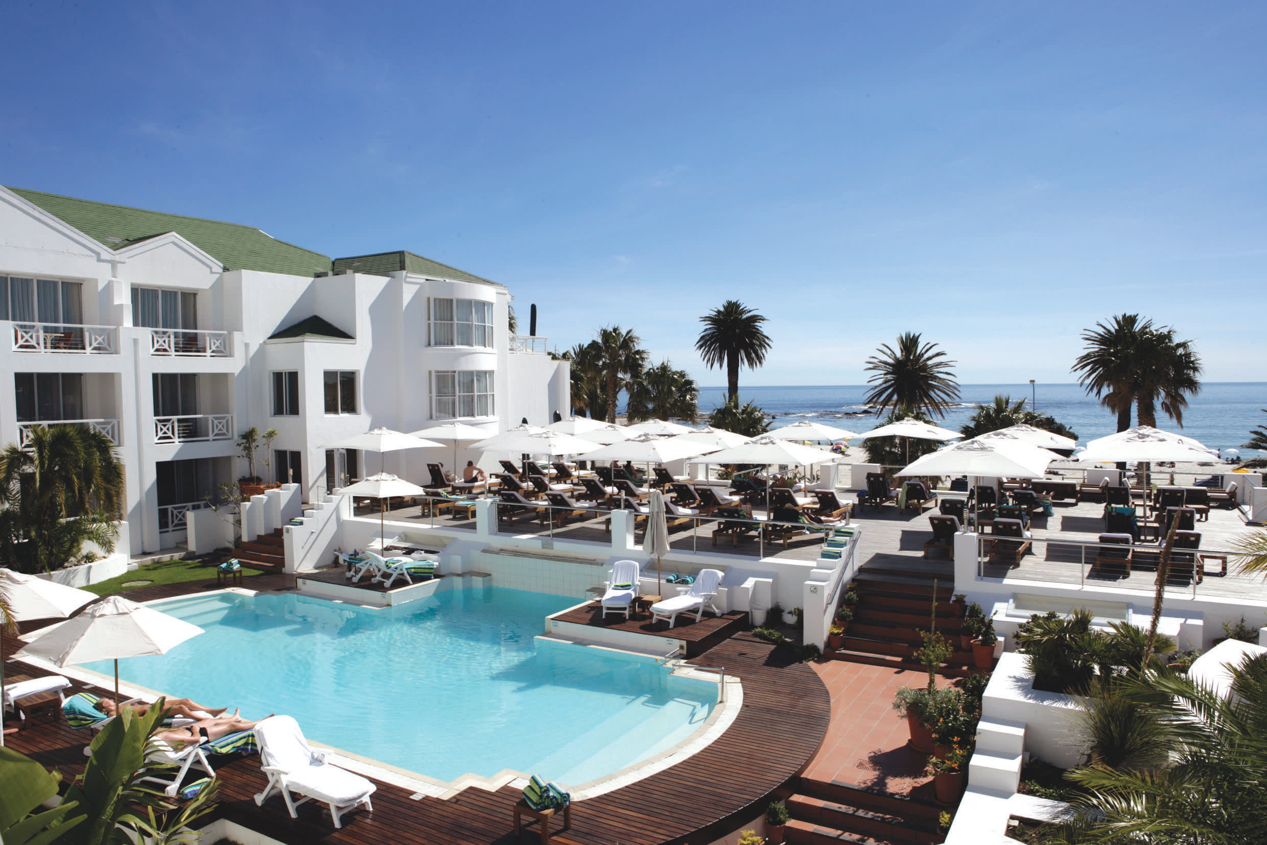 a group of lawn chairs sitting on top of a building