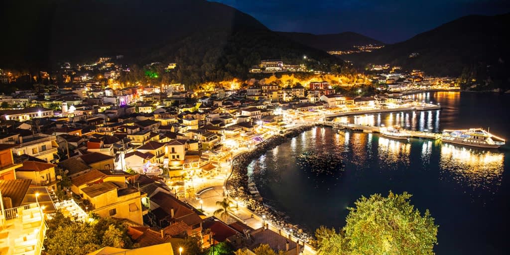 Vue de Corfou en Grèce la nuit