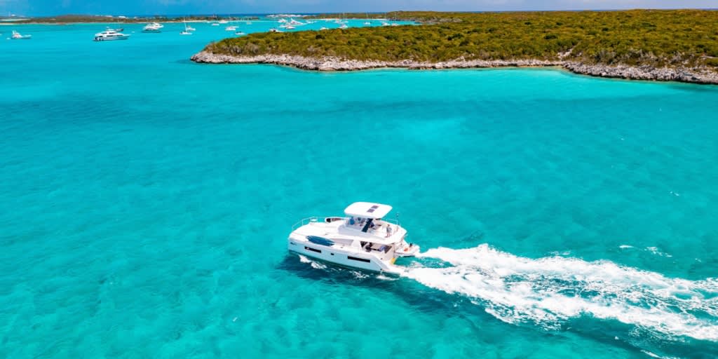 Amarres de catamarán a motor en las Bahamas