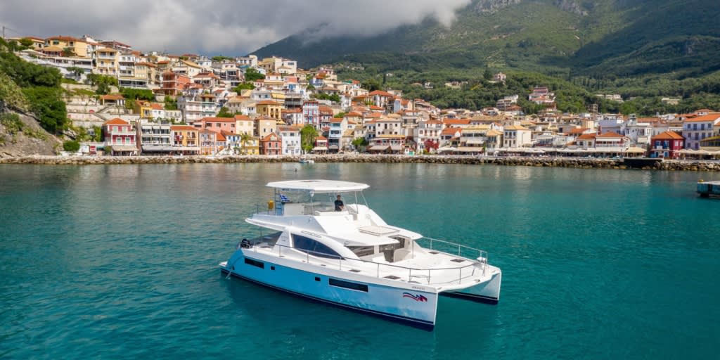 Motoryacht geankert im Mittelmeer