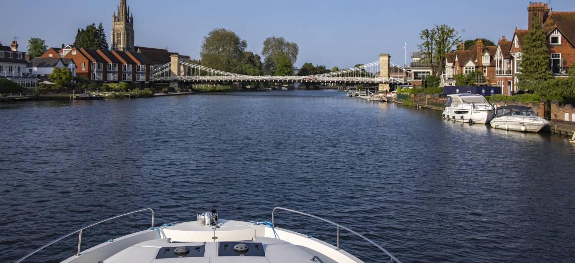 Vue dégagée d’un pont traversant la Tamise, illustration de l’ingénierie britannique classique.