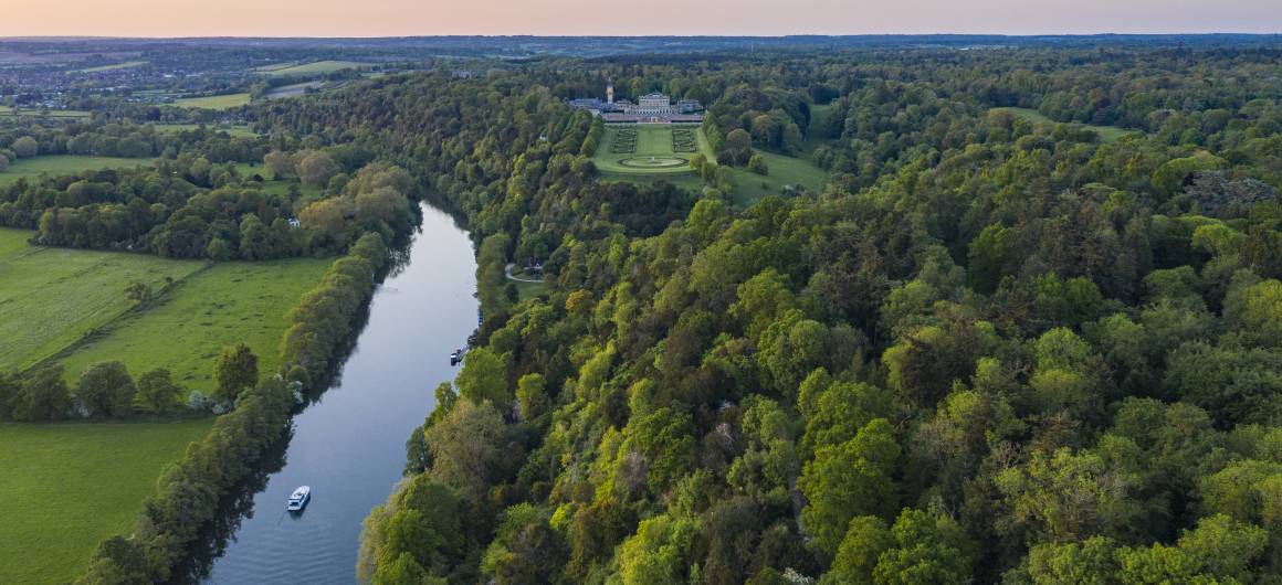 Panorama vaste de la Tamise serpentant à travers la campagne, voie navigable emblématique du sud de l’Angleterre.