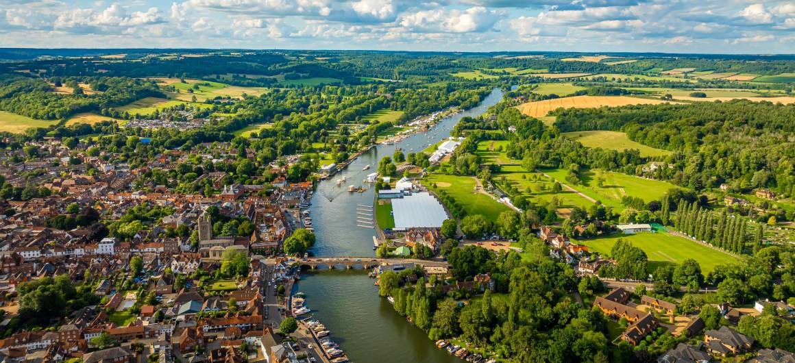 Image aérienne d’une ville anglaise nichée au bord de la Tamise, offrant le charme riverain et la vie locale.