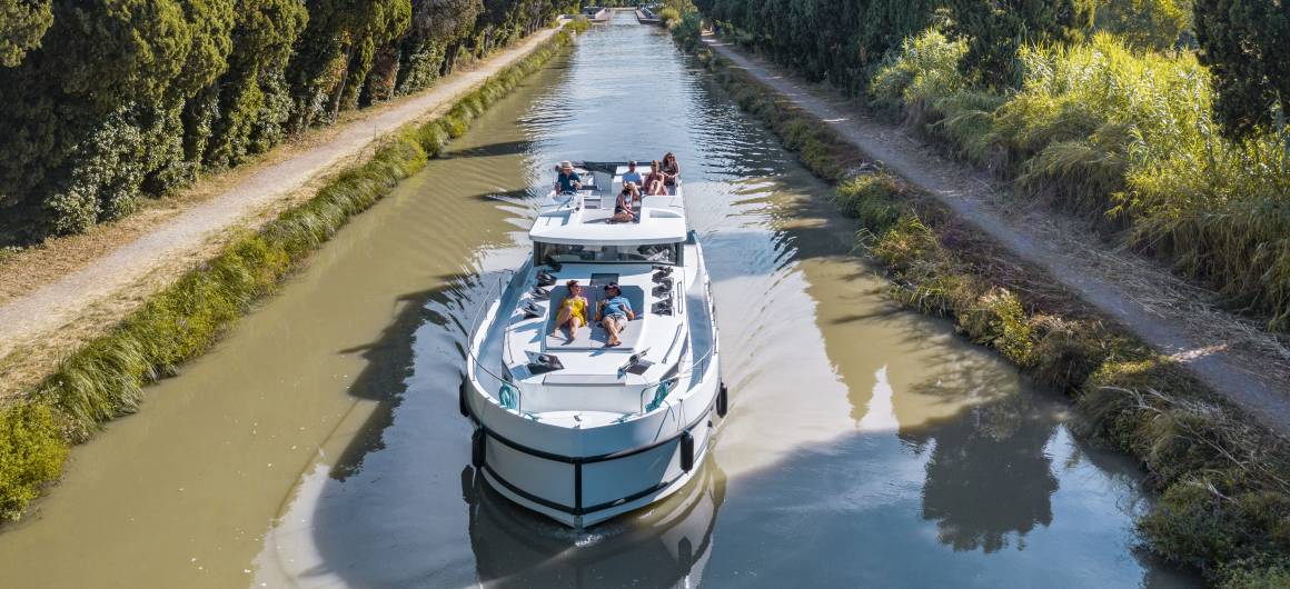 Navigation près de Carcassonne, le long du Canal du Midi, France.