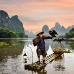 Fischer auf dem Li-Fluss in Guilin und Karstgebirge während der blauen Stunde der Morgendämmerung in Guangxi, China