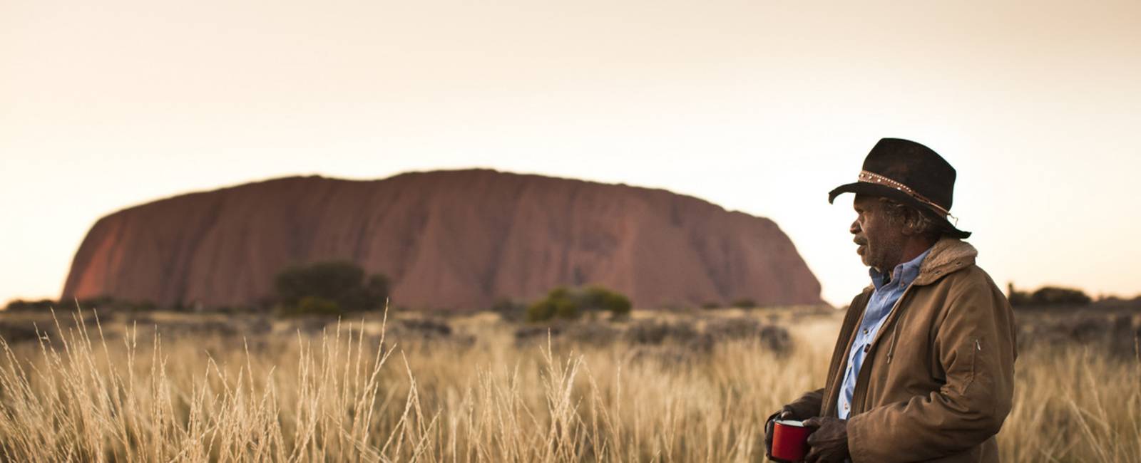 Australsk aboriginal ser på Ayers Rock (Uluru), Northern Territory, Australien