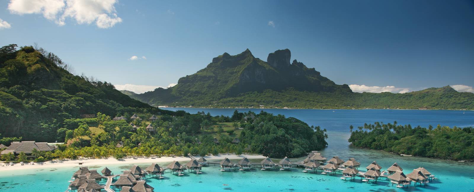 Resort med bungalows i blå lagun på Bora Bora, Tahiti