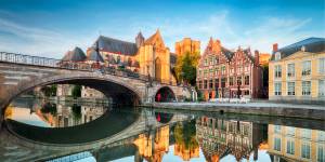 Friedlicher Morgenblick auf den Kanal von Gent mit historischen Gebäuden: entdecken Sie den flämischen Charme in Belgien.
