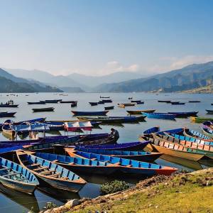 Farbenfrohe Boote am Ufer des Pokhara Lake Nepal