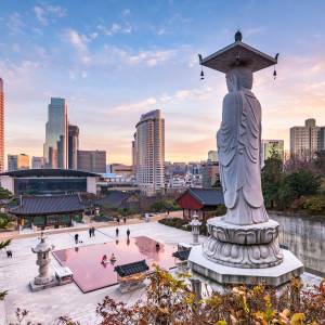 Blick vom Bongeunsa Tempel im Stadtteil Gangnam-gu auf Skyline von Seoul