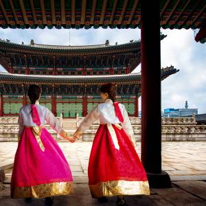 Junge Koreanische Frauen in traditioneller Hanbok Tracht vor einem Tempel Südkorea