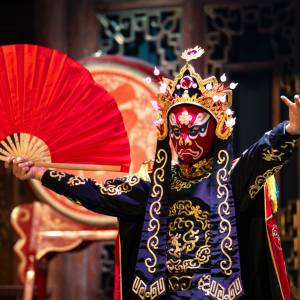 Traditionell gekleideter Künstler mit Fächer während einer Aufführung einer Chinesischen Oper in Chengdu China.
