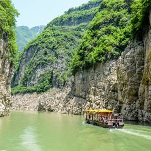 Ausflugsboot navigiert durch eine Schlucht auf dem Jangtse in China