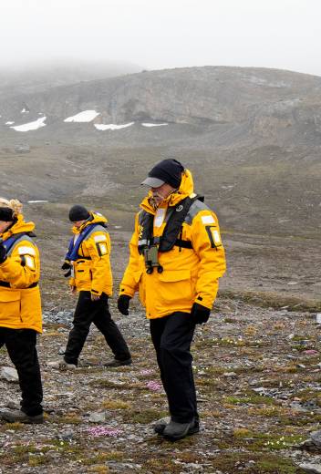 Polar Bears, Glaciers, and Beyond: The Top Wildlife and Adventure Experiences in Svalbard 