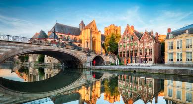 Rustig ochtendzicht op het kanaal van Gent met historische gebouwen: ontdek de Vlaamse charme in België.