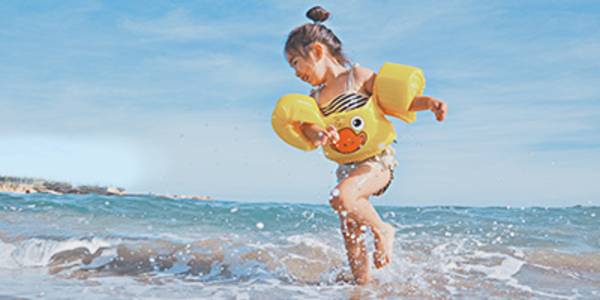 Enfants faisant du surf