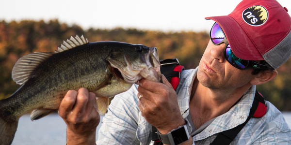 Hombre que pesca en el Canal Rideau