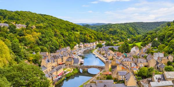 Luftaufnahme von Dinan in der Bretagne, Frankreich