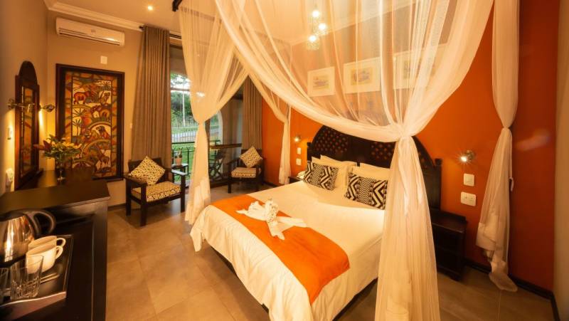 Botswana & Zimbabwe Lodge Safari