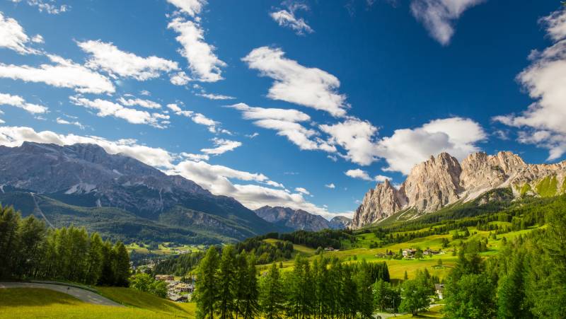Classic Dolomites Hikes – Premium Adventure