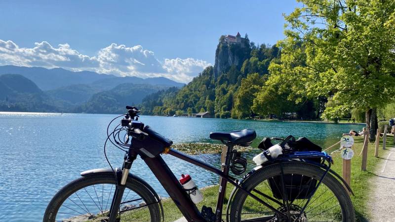 cycling_by_the_lake