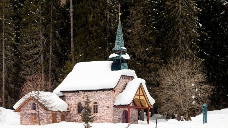 Snowshoeing in the Dolomites – Premium Adventure