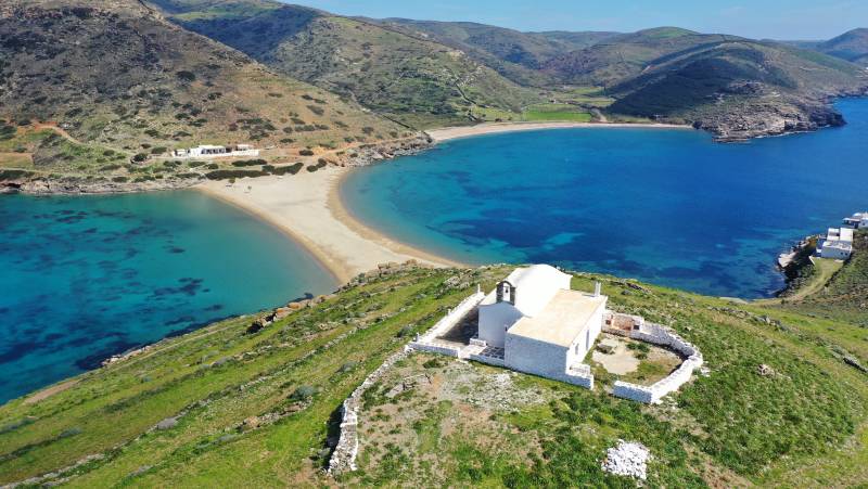 Walking on Kythnos Island – Premium
